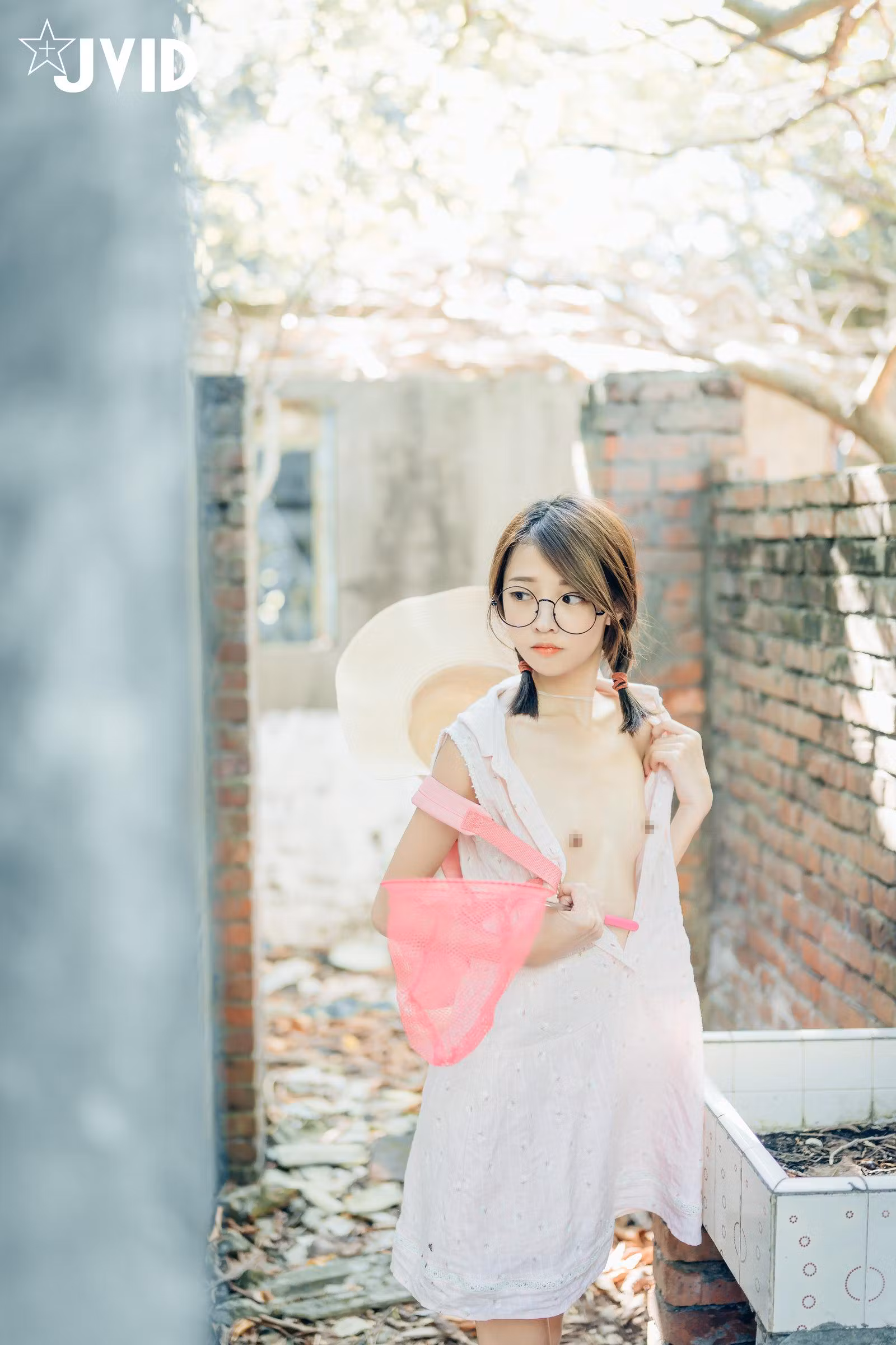 草帽眼镜造型勾勒内里迷人极品美乳美胸身段